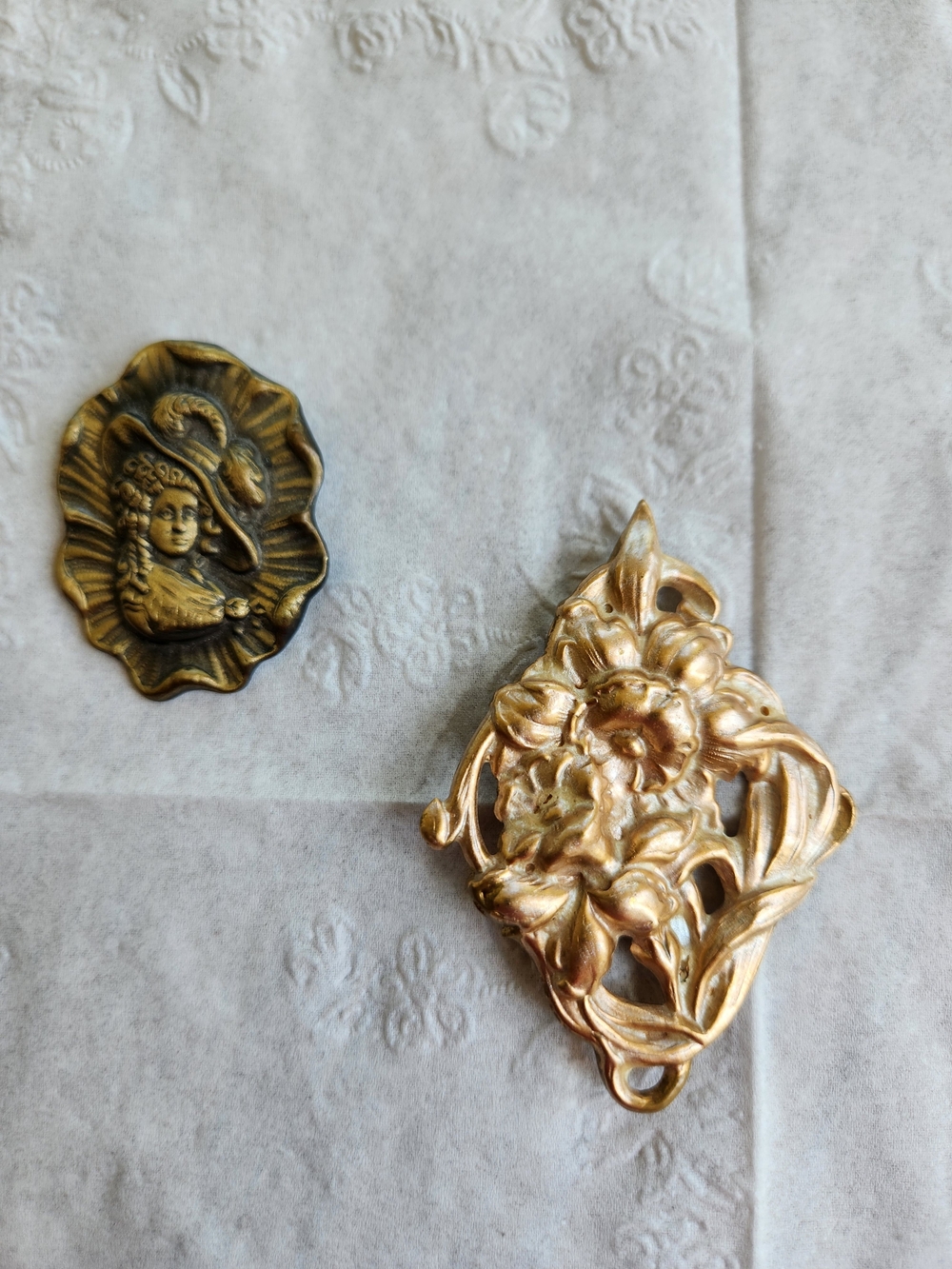 🔥Vintage Brass-Tone & Ornate Gold-Tone Floral Brooch Set Of 2
